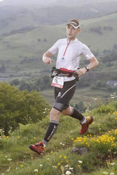 attache dossard course pied